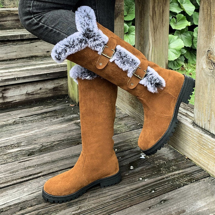 Harper | Bequeme Stiefel für Damen aus Kunstveloursleder mit Fellbesatz, Schnalle und knöchelhohem Schaft