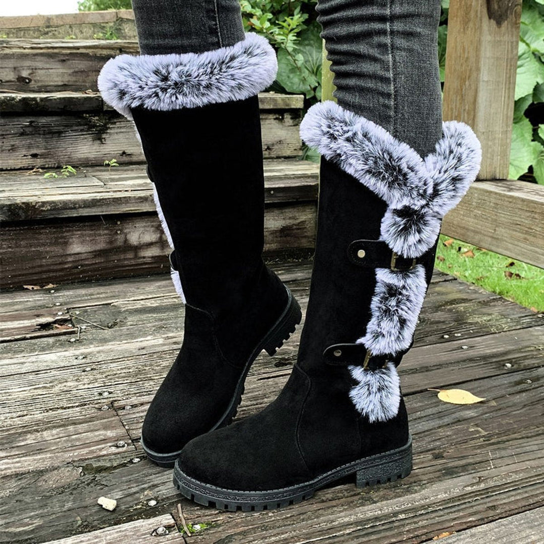 Harper | Bequeme Stiefel für Damen aus Kunstveloursleder mit Fellbesatz, Schnalle und knöchelhohem Schaft