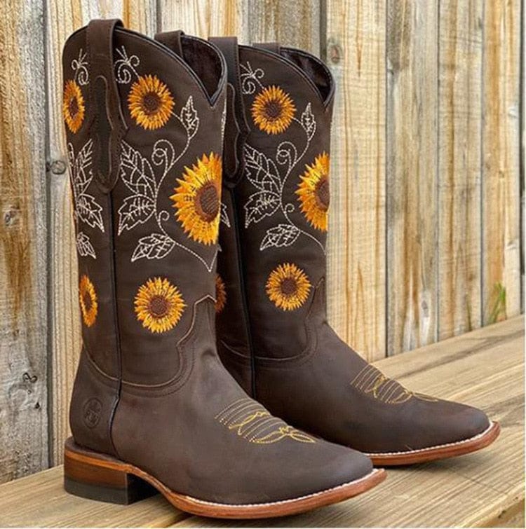 Sienna | Kniehohe Cowboystiefel mit weitem Schaft und Sonnenblumenstickerei für Damen