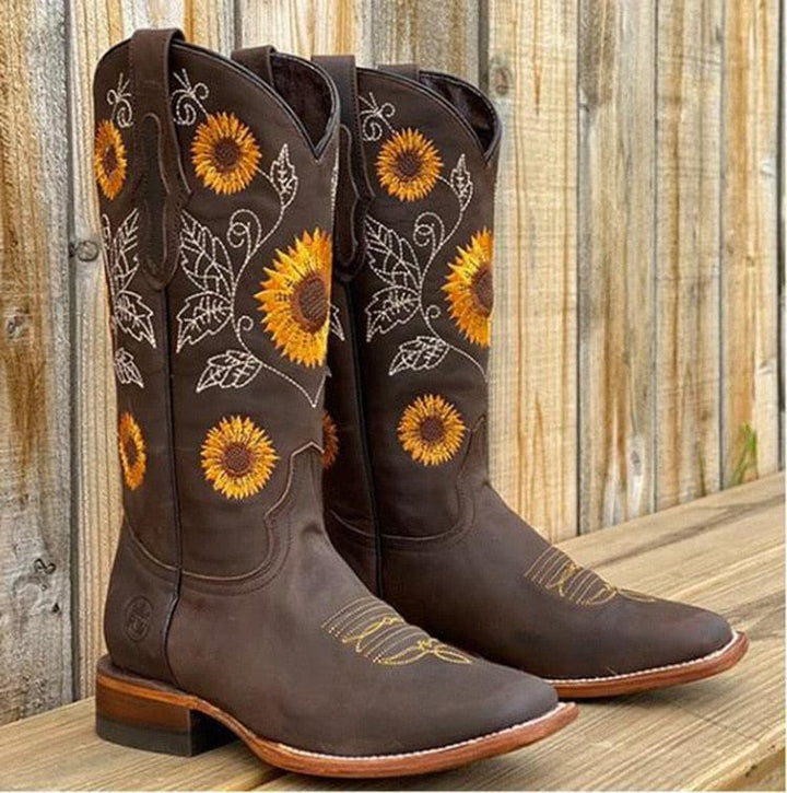 Sienna | Kniehohe Cowboystiefel mit weitem Schaft und Sonnenblumenstickerei für Damen
