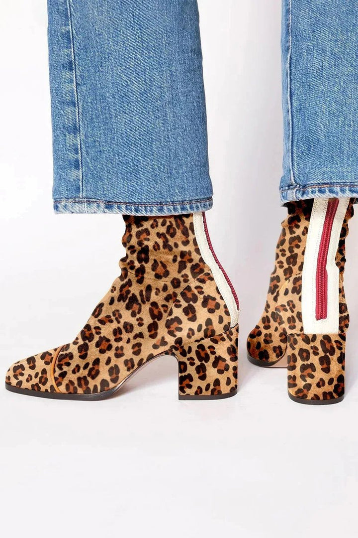 Velmira | Markante Ankle Boots für Damen aus Veloursleder mit Leopardenmuster an der Zehenpartie