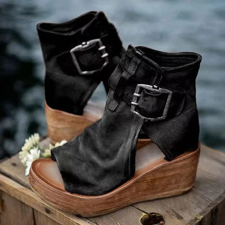 Valmira | Markante Ankle Boots für Damen mit offener Zehenpartie und Keilabsatz