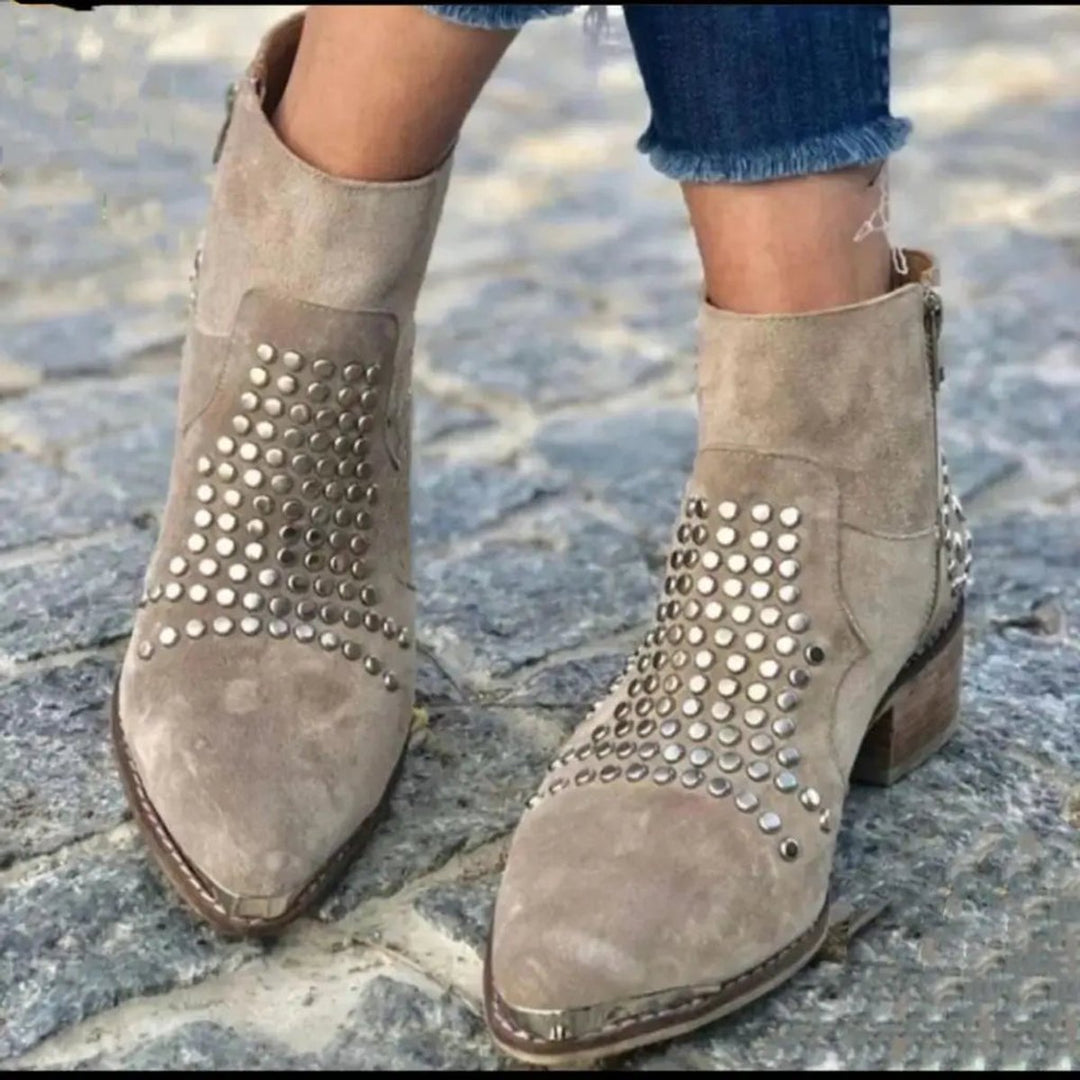 Kaelith | Edgy Wildleder-Stiefeletten mit Nieten, seitlichem Reißverschluss und Blockabsatz für Damen