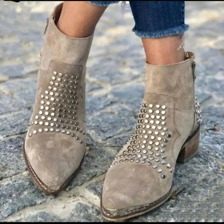 Kaelith | Edgy Wildleder-Stiefeletten mit Nieten, seitlichem Reißverschluss und Blockabsatz für Damen