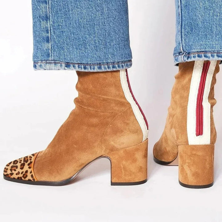 Velmira | Markante Ankle Boots für Damen aus Veloursleder mit Leopardenmuster an der Zehenpartie