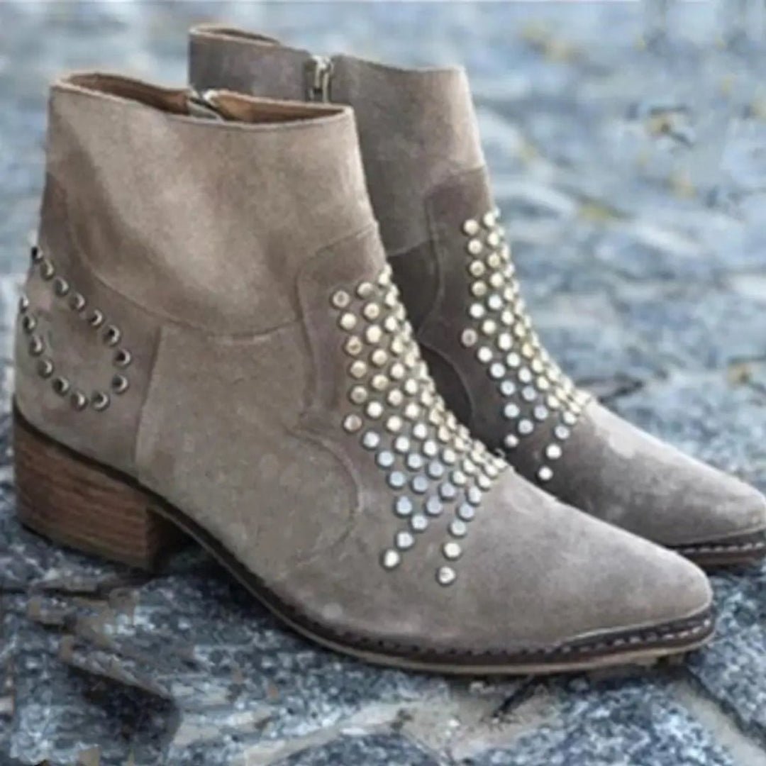 Kaelith | Edgy Wildleder-Stiefeletten mit Nieten, seitlichem Reißverschluss und Blockabsatz für Damen