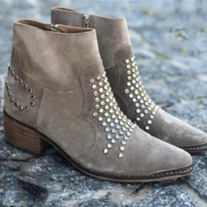 Kaelith | Edgy Wildleder-Stiefeletten mit Nieten, seitlichem Reißverschluss und Blockabsatz für Damen