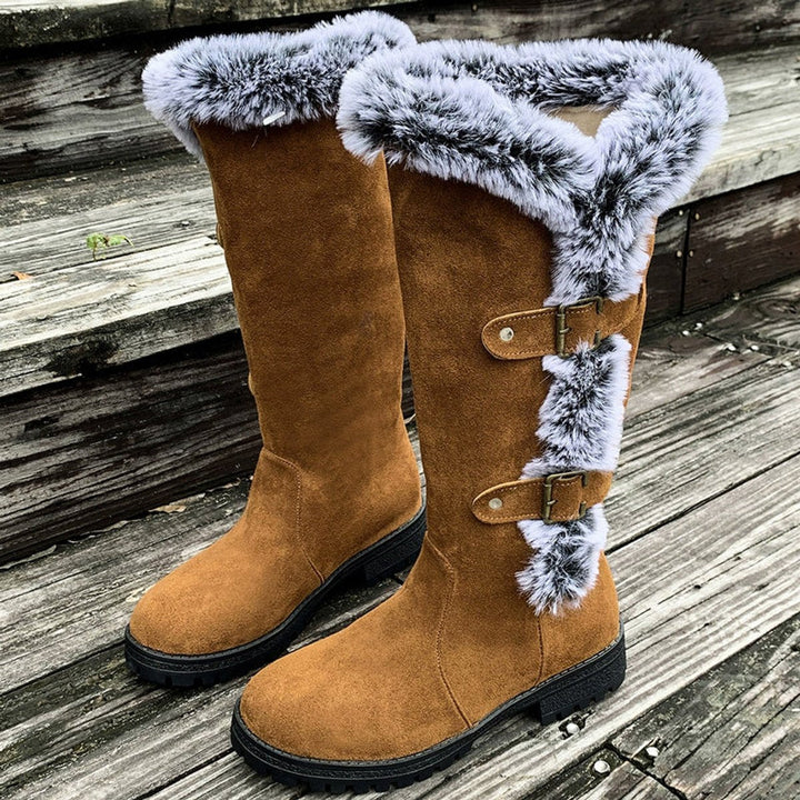 Harper | Bequeme Stiefel für Damen aus Kunstveloursleder mit Fellbesatz, Schnalle und knöchelhohem Schaft