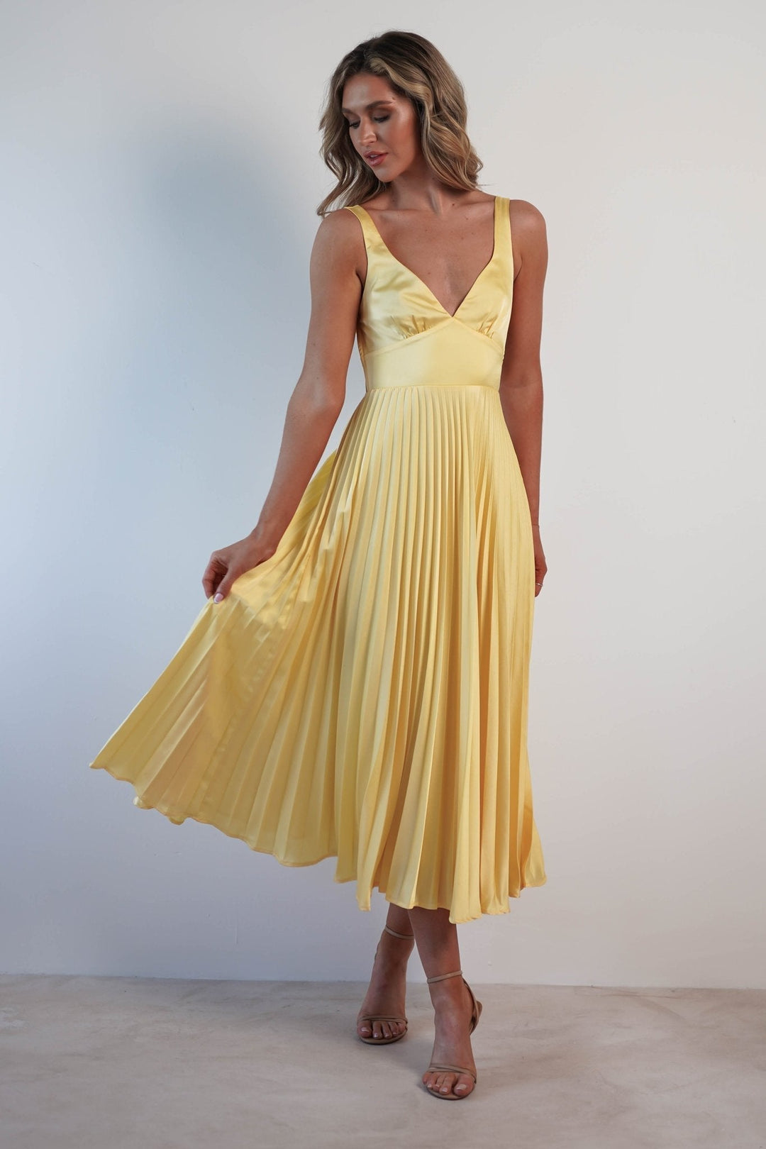 Clara | Lightweight And Flowing Pleated Maxi Dress 0