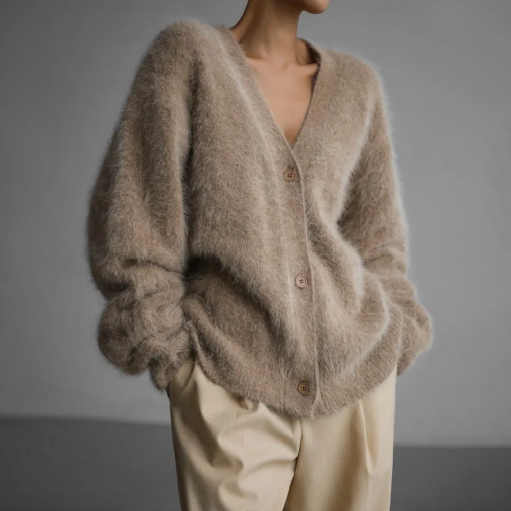 Yara | Warm and elegant in a cashmere cardigan 0