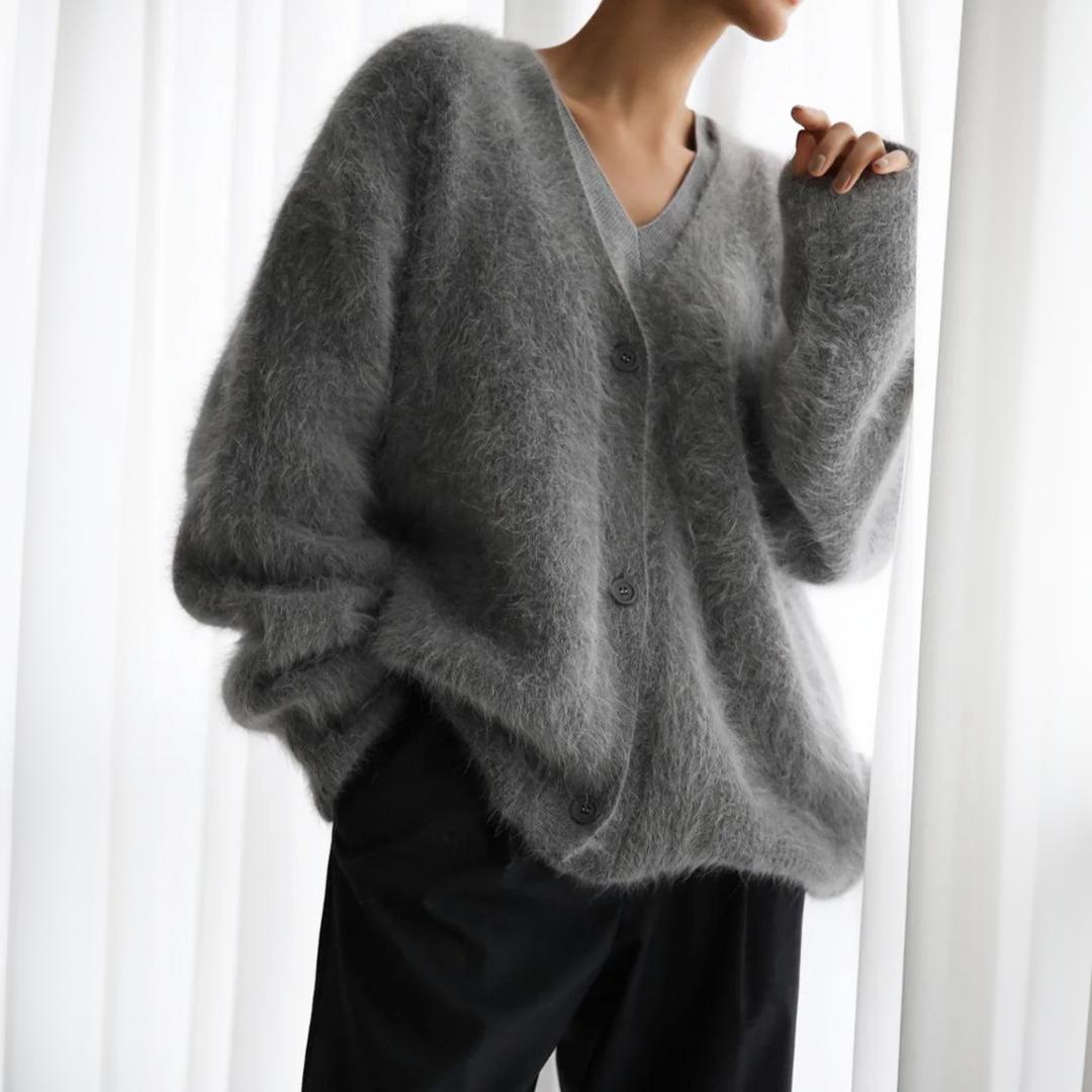 Yara | Warm and elegant in a cashmere cardigan 2