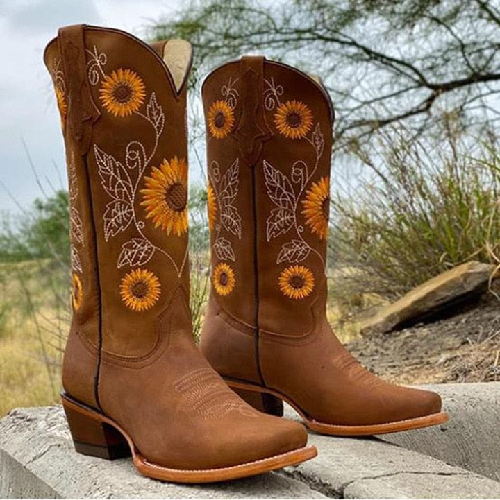 Sienna | Kniehohe Cowboystiefel mit weitem Schaft und Sonnenblumenstickerei für Damen