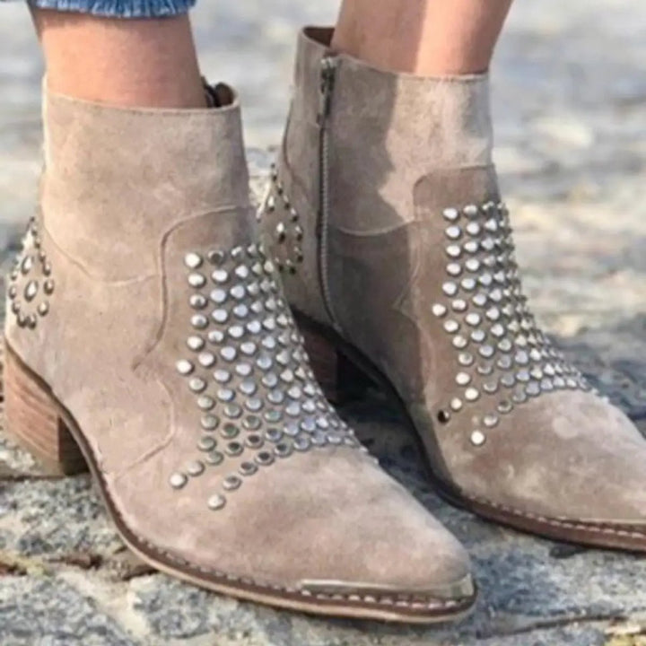 Kaelith | Edgy Wildleder-Stiefeletten mit Nieten, seitlichem Reißverschluss und Blockabsatz für Damen