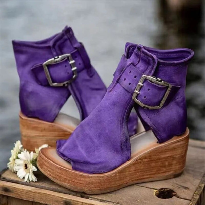 Valmira | Markante Ankle Boots für Damen mit offener Zehenpartie und Keilabsatz