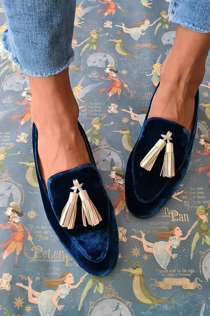 Monique | Mitternachtsblaue Samtloafer für Damen mit champagnerfarbenen Quasten