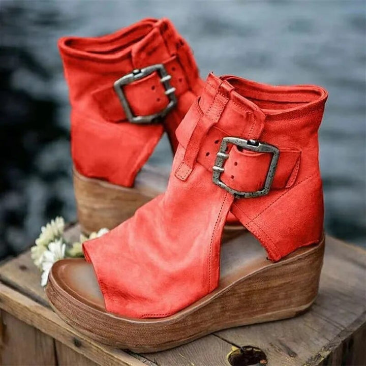 Valmira | Markante Ankle Boots für Damen mit offener Zehenpartie und Keilabsatz