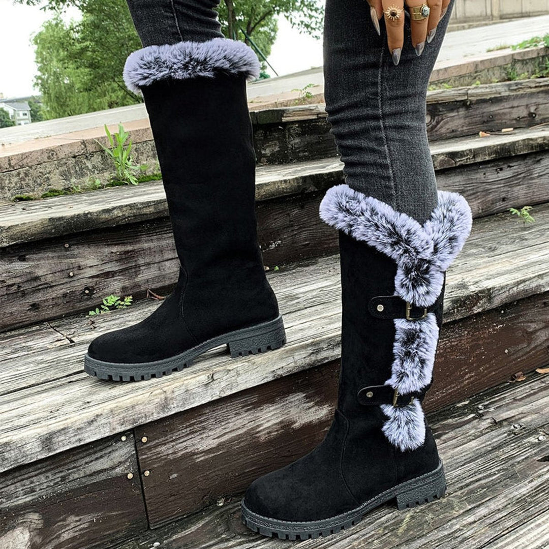 Harper | Bequeme Stiefel für Damen aus Kunstveloursleder mit Fellbesatz, Schnalle und knöchelhohem Schaft