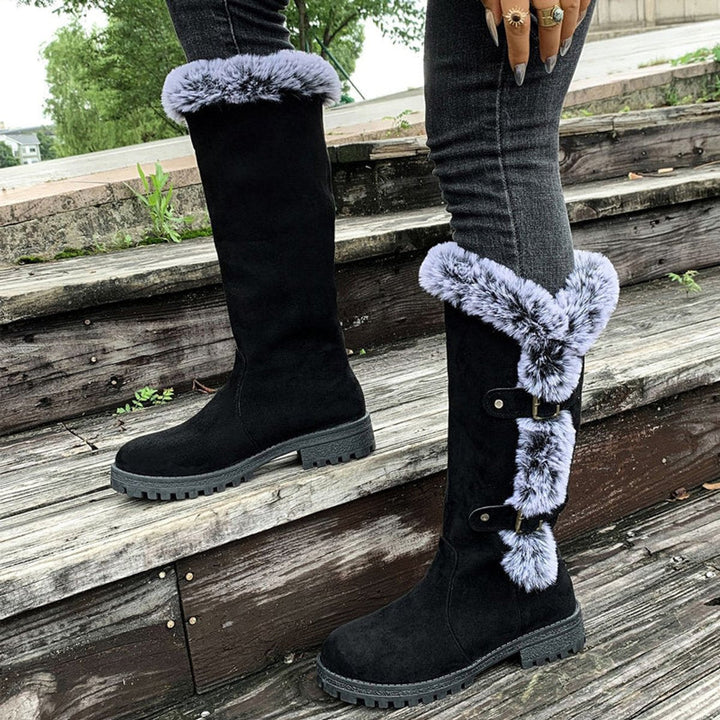 Harper | Bequeme Stiefel für Damen aus Kunstveloursleder mit Fellbesatz, Schnalle und knöchelhohem Schaft